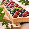 tarta z kremem, borówkami i malinami