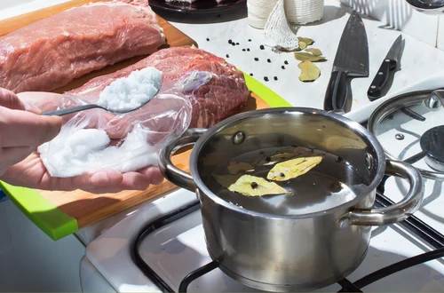 Nie piecz szynki od razu! Ten jeden krok sprawi, że będzie soczysta i pełna smaku