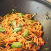 Makaron z czerwonym pesto, kurczakiem i rukolą