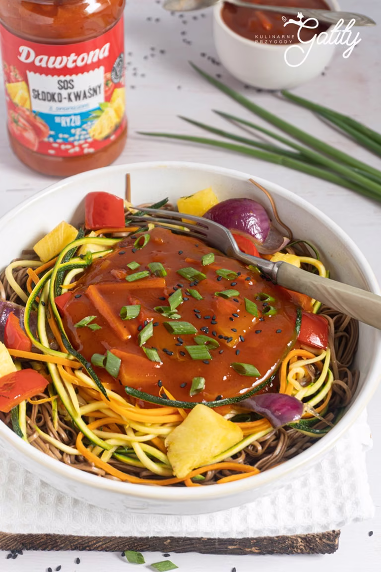 Warzywa w sosie słodko-kwaśnym z makaronem soba