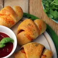 Wytrawne rogaliki z chorizo i mozzarellą (jak pizza)