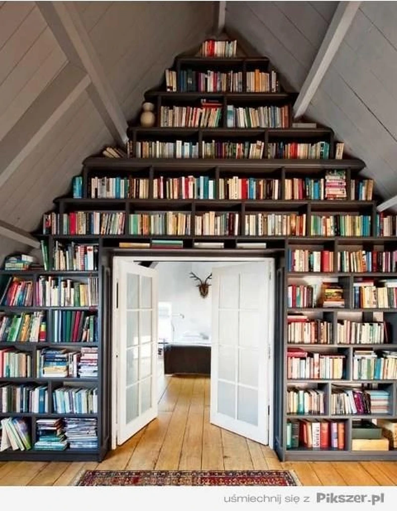 Biblioteka na całej ścianie