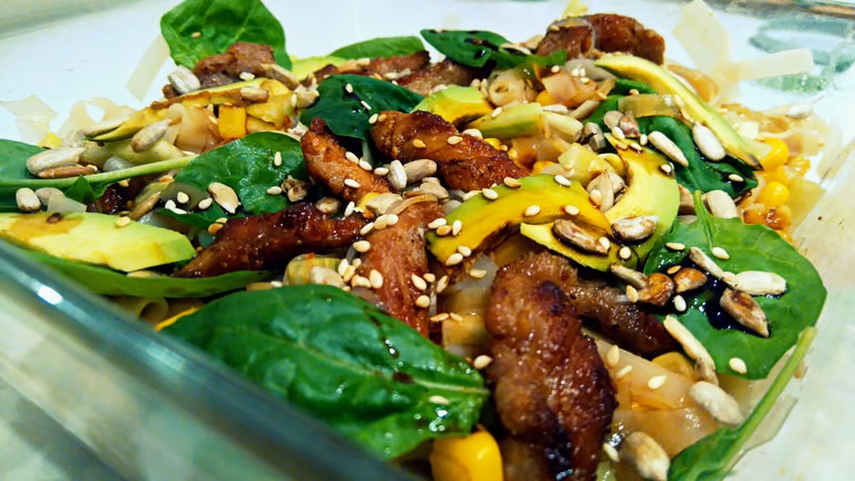 fit: orientalna sałatka z makaronem ryżowym i wieprzowiną teriyaki