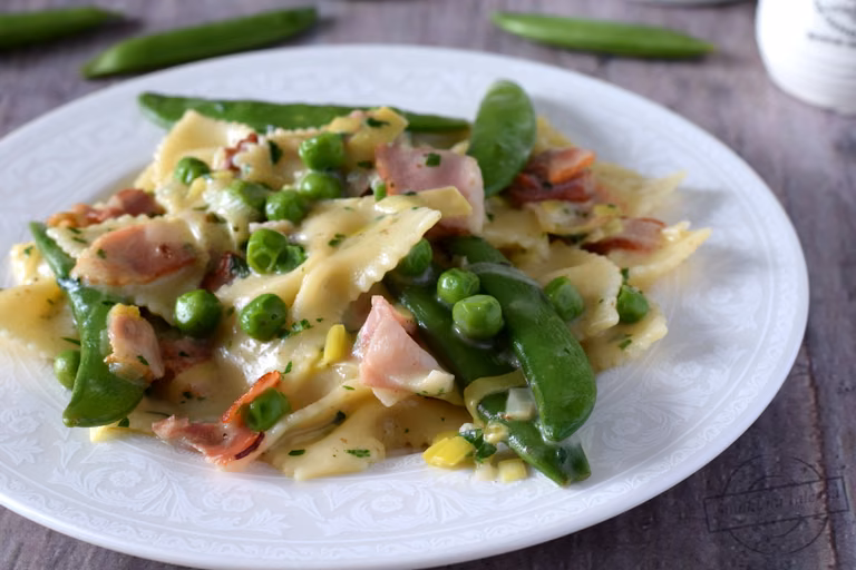 Farfalle w zielonym towarzystwie