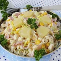 Sałatka makaronowa z ananasem i kukurydzą