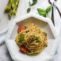 Spaghetti ze szparagami, orzechowym pesto z bazylią