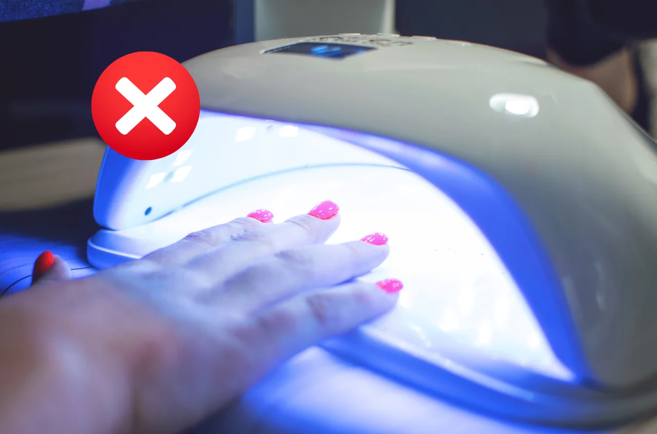 Lakier hybrydowy bez lampy UV? Ten sposób działa zaskakująco dobrze i nie niszczy paznokci