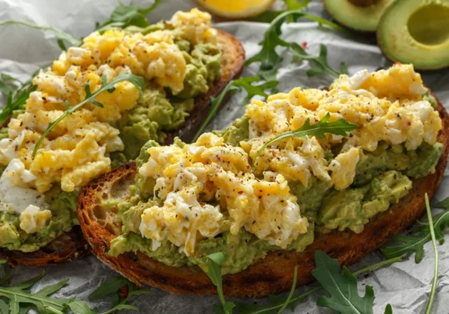 Kanapki z pastą jajeczną mogą być nudne... Chyba że podasz je w ten sposób!