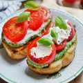Bruschetta z pesto i pomidorami