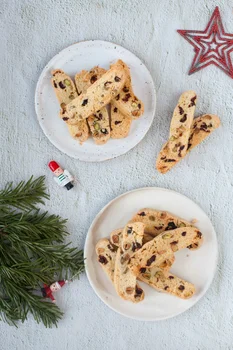 Cantucci z żurawiną i pistacjami