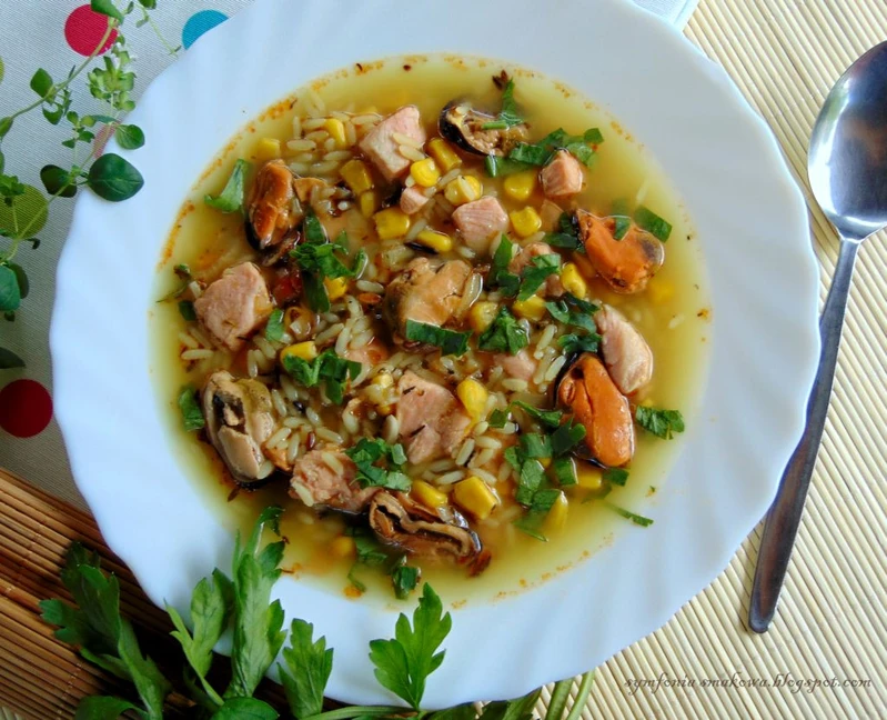 Zupa na małżach oraz pstrągu łososiowym z ryżem dzikim i parboiled.