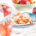 Apfelstrudel z sosem waniliowym