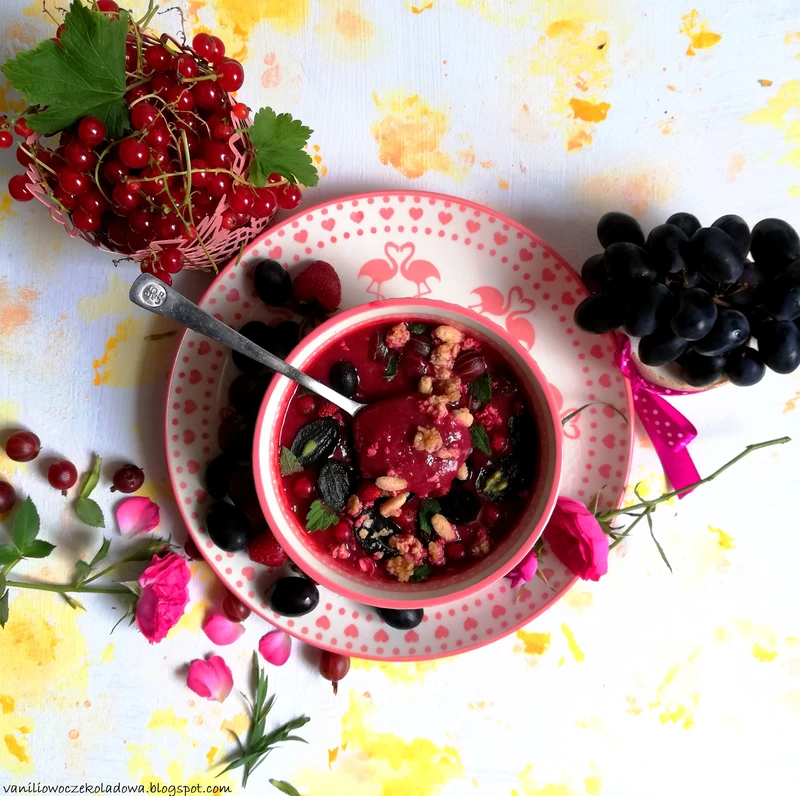 Red smothies bowl z truskawkami