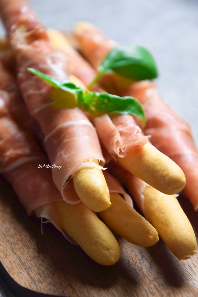 Domowe grissini z szynką parmeńską