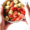 Sałatka z mozzarellą i pesto