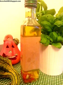 Oliwa smakowa z czosnkiem i chili