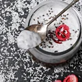 KAWOWY PUDDING Z KOKOSOWĄ ŚMIETANKĄ I CHIA (VEGAN)