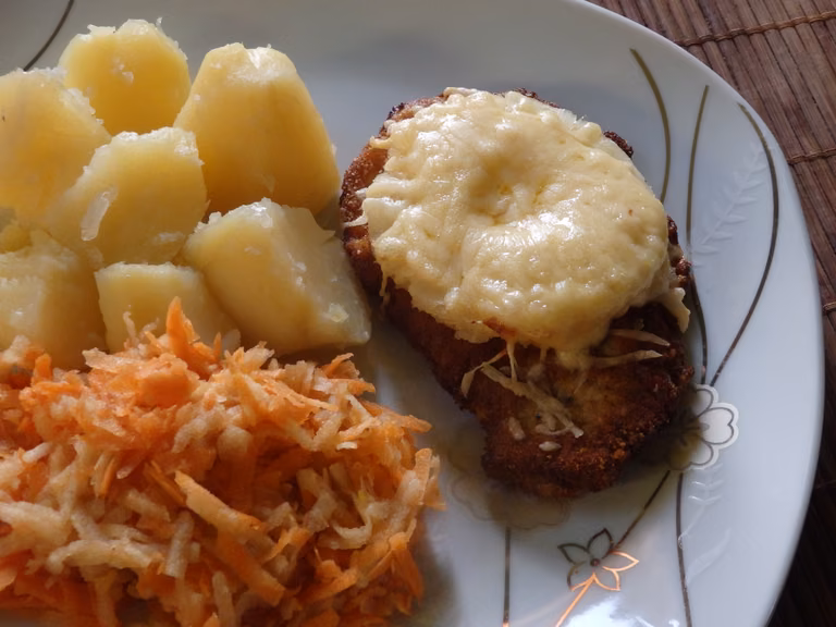 Schabowy zapiekany pod ananasem i serem