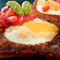 Maślane tosty z jajkiem sadzonym i pikantną, pomidorową salsą