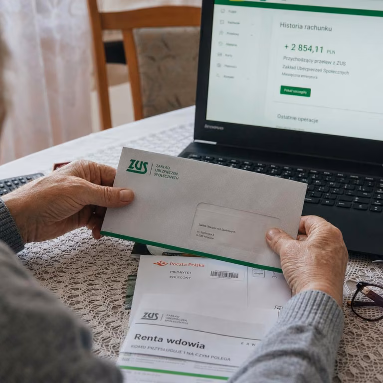 ZUS: wcześniejsze wypłaty emerytur i rent przed 1 i 15 sierpnia 2026 — terminy doręczeń