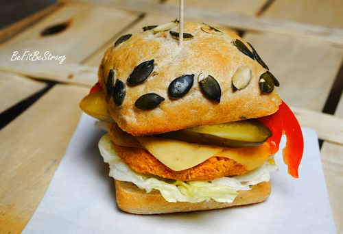 Burgery z ciecierzycy i marchewki z sosem czosnkowym
