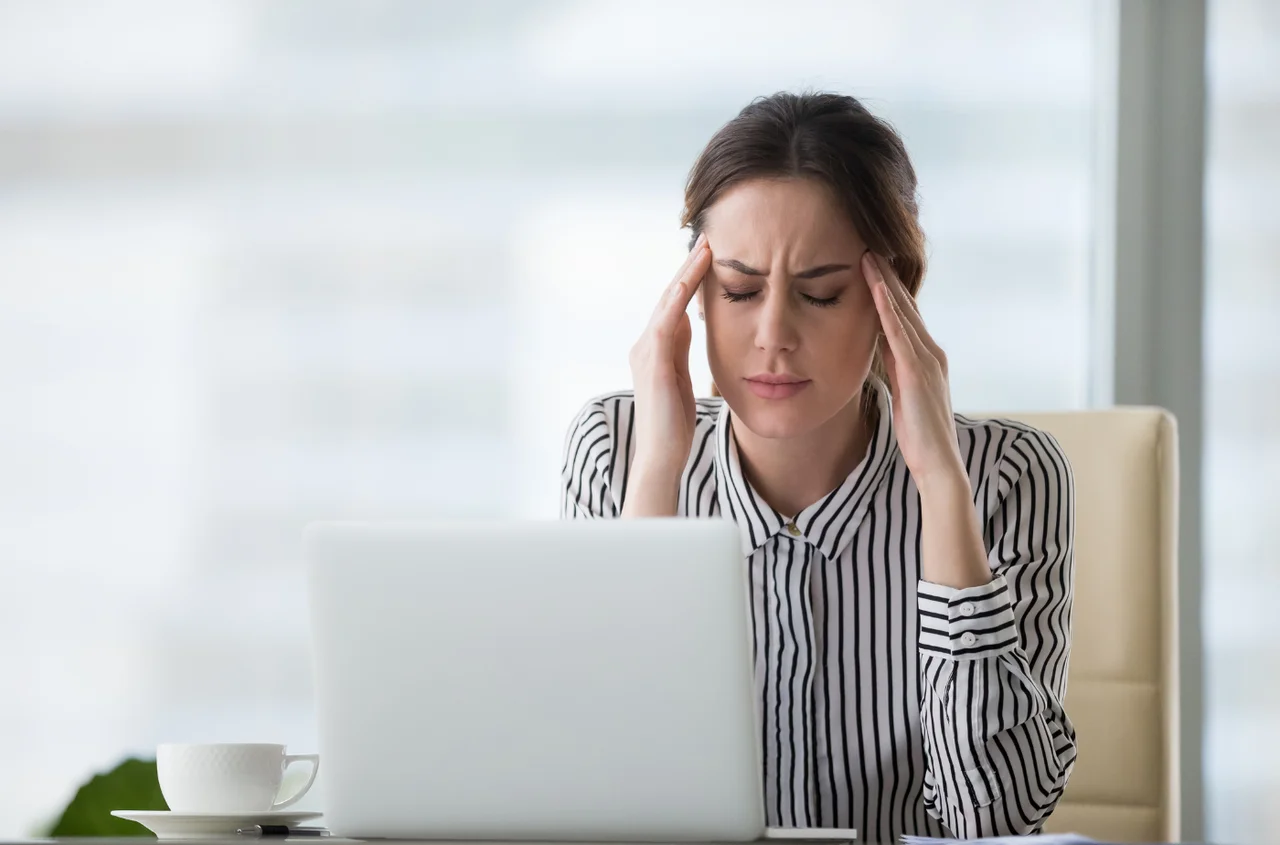 Przy bólu głowy nie rób jednej rzeczy – to tylko nasila migrenę!