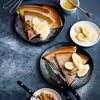 Pieczony naleśnik "dutch baby" z bananem i masłem orzechowym
