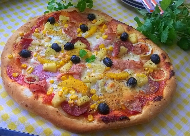 pizza z salami i owocami