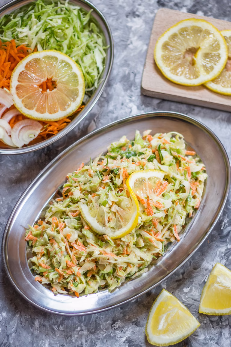 Coleslaw z młodej kapusty