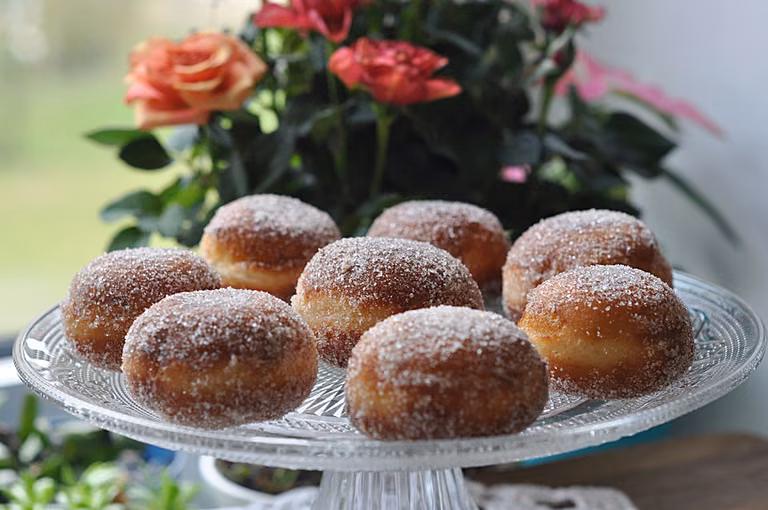 Drożdżowe mini pączki w cukrze z cynamonem