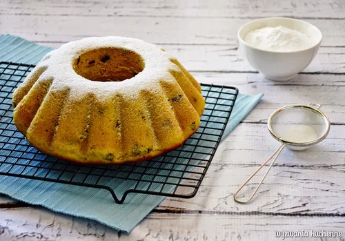 Drożdżowa babka z rodzynkami