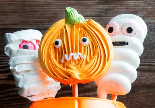 Chrupiące i upiornie pyszne! Bezowe lizaki w halloweenowym stylu, które zrobisz w domu!