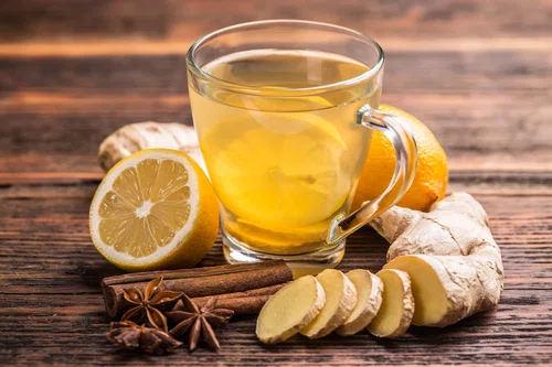 Herbata imbirowa z limonką na przeziębienie.