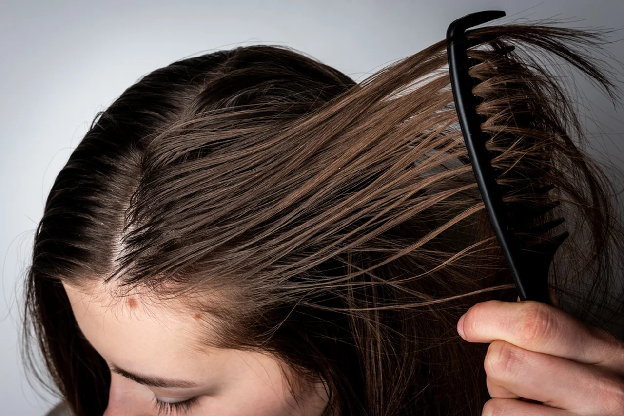 Jak pielęgnować włosy przetłuszczające się  i z suchymi końcówkami? Oto kilka ważnych zasad!
