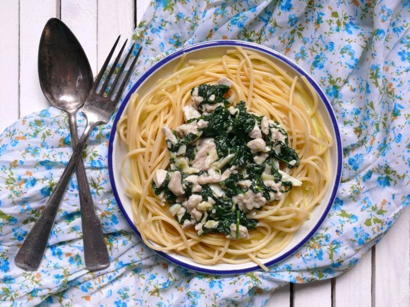 SPAGHETTI Z SOSEM Z INDYKA, SZPINAKU I SERA CAMEMBERT