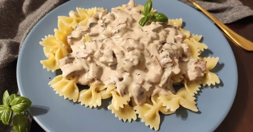 Makaron z sosem śmietanowym z pieczarkami.