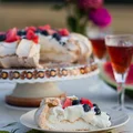 Orzeźwiająca Pavlova, którą możesz zamrozić i podac jako deser lodowy. Idealna na upał.