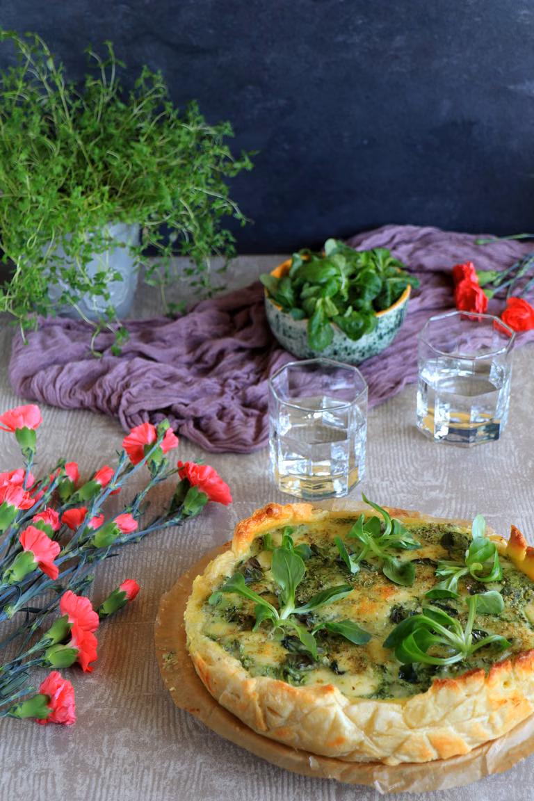 Quiche na cieście francuskim z kurczakiem, szpinakiem i roszponką