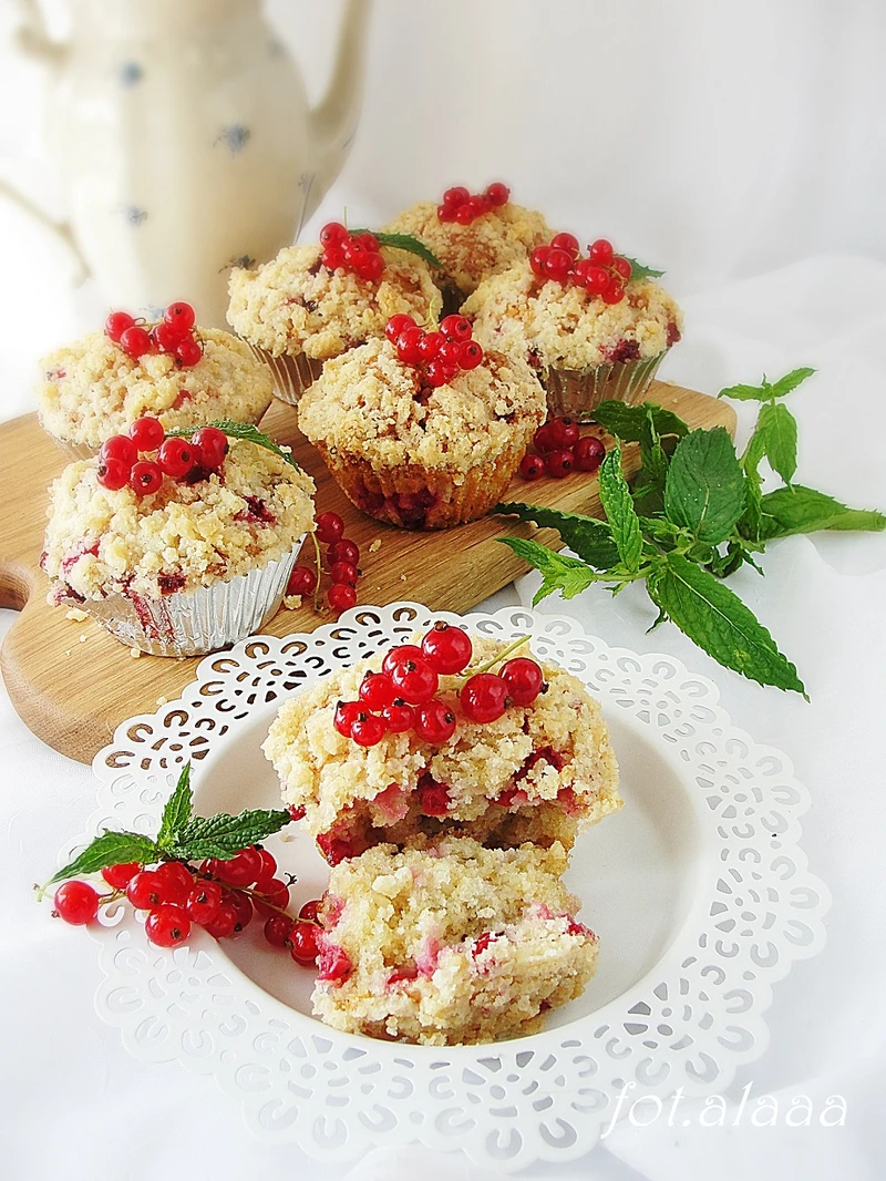 Muffiny z porzeczką i kruszonką