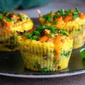 Muffiny jajeczne z szynką i brokułem