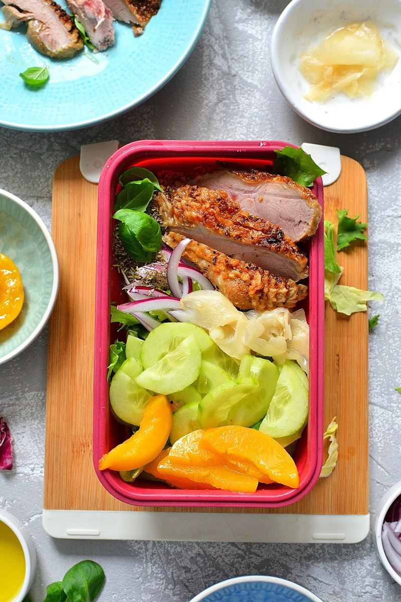 PRZEPIS NA LUNCH BOXA DO PRACY! PIECZONY INDYK Z SAŁATKĄ NA SŁODKO.