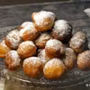Małe pączki z cukrem pudrem