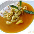 Ostry krem dyniowy z tortellini