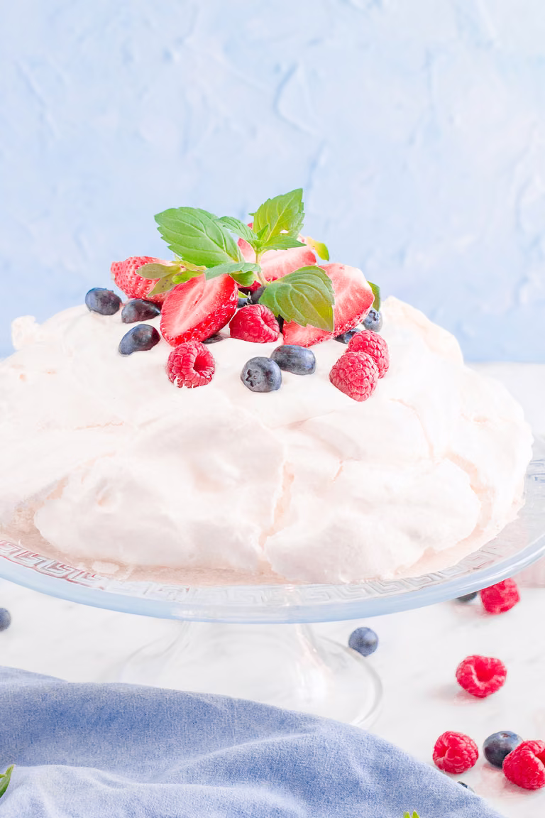 Pavlova z bitą śmietaną i owocami