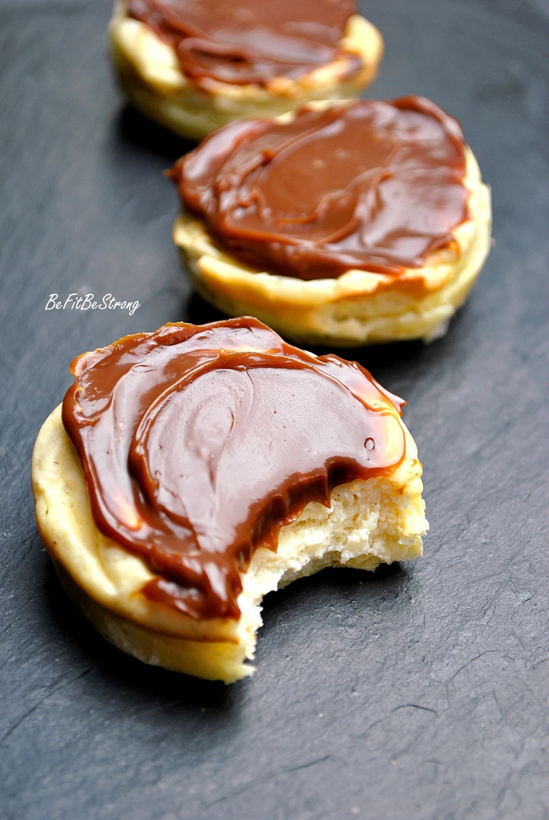 Pieczone mini serniczki na spodzie z ciasta francuskiego