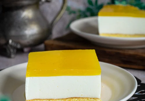 Biszkopt z cytrynową pianką i musem mango