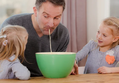 Czy geny mają wpływ na poczucie humoru w rodzinie? Genetyczne tajemnice wspólnego śmiechu