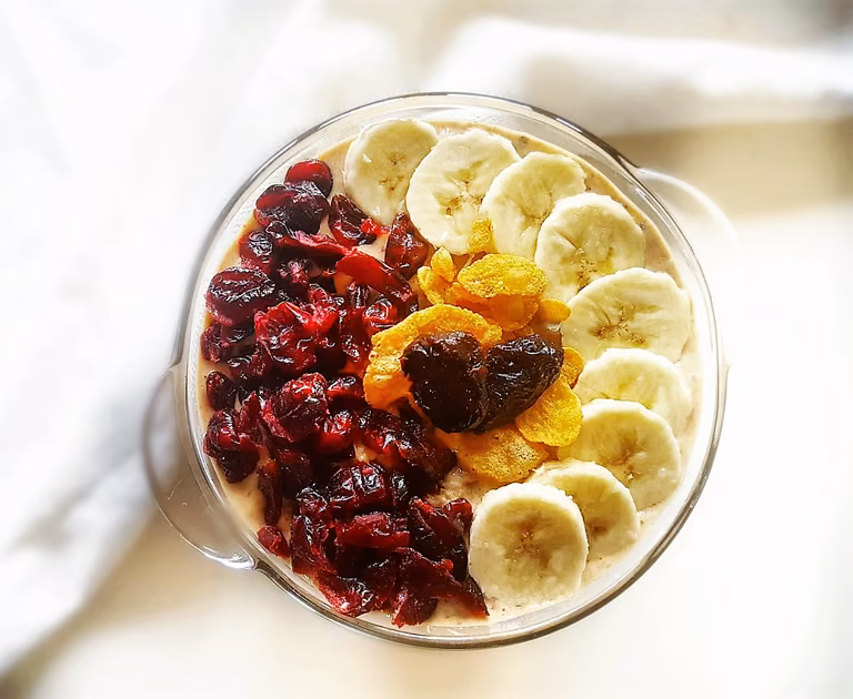 Śniadanie mocy - szybki koktajl z bananem, płatkami owsianymi, śliwką, cynamonem