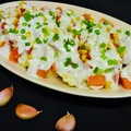 Sałatka z makaronu tortellini z sosem czosnkowym