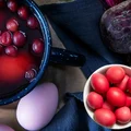 Ugotuj buraki i dodaj TEN składnik! Twoje jajka będą w pięknym różu i czerwieni!